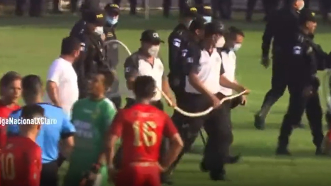 ¡Insólito! Una serpiente detuvo un partido de fútbol en Guatemala