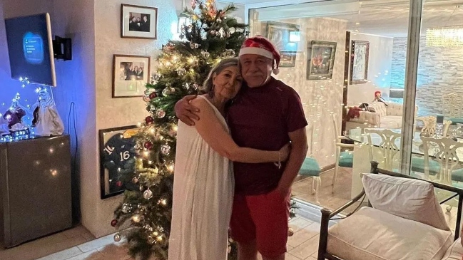 Con una canción incluida: Carlos Caszely mostró los cuidados que hace de su esposa