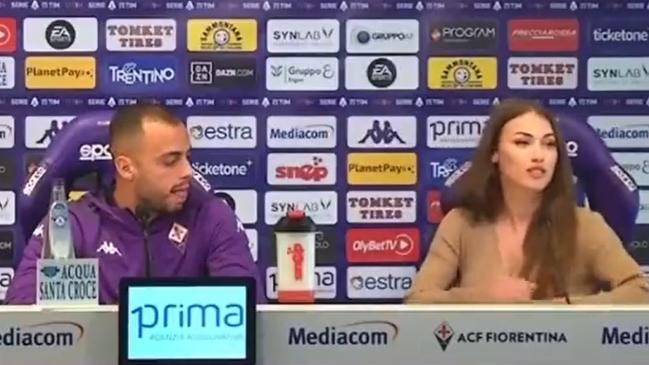 ¿Qué estaba mirando? Polémico gesto de jugador de Fiorentina causó indignación en Italia