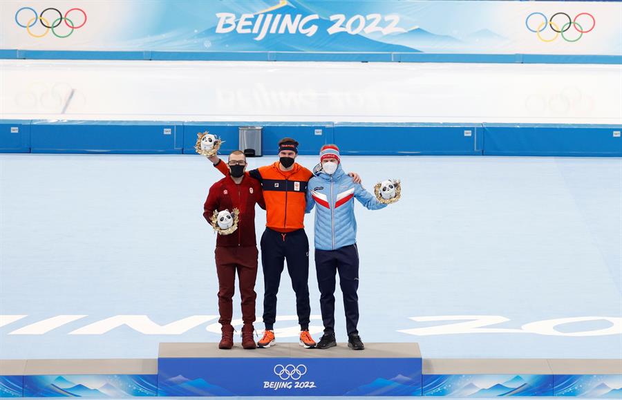 El campeón europeo Thomas Krol ganó el oro en los 1.000 metros del patinaje de velocidad en Beijing 2022