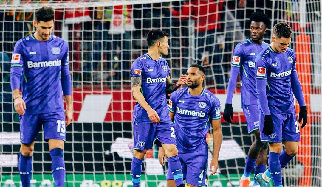 Charles Aránguiz vio acción en amarga remontada que sufrió Bayer Leverkusen