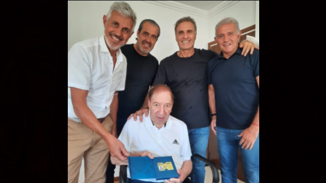 Bilardo reapareció públicamente y recibió una Licencia Honorífica de Entrenador de Conmebol