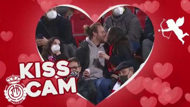 Hincha en España se vuelve viral tras ser enfocado en beso doble por la famosa kiss cam