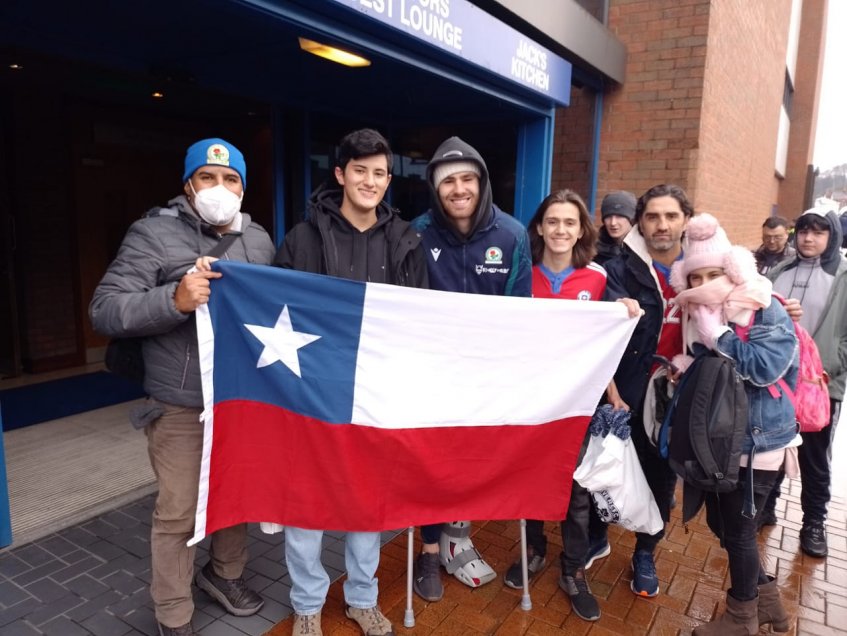 Ben Brereton reapareció con muletas y bota ortopédica y causa preocupación en La Roja
