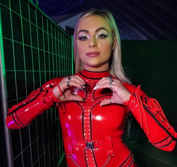 La luchadora Liv Morgan nuevamente sorprendió con vestimenta inspirada en Britney Spears