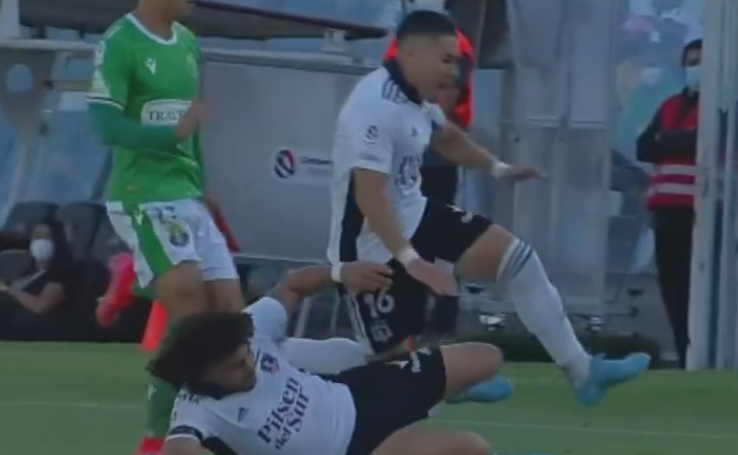 Maxi Falcón hizo pasar susto en Colo Colo tras inesperada barrida a Oscar Opazo