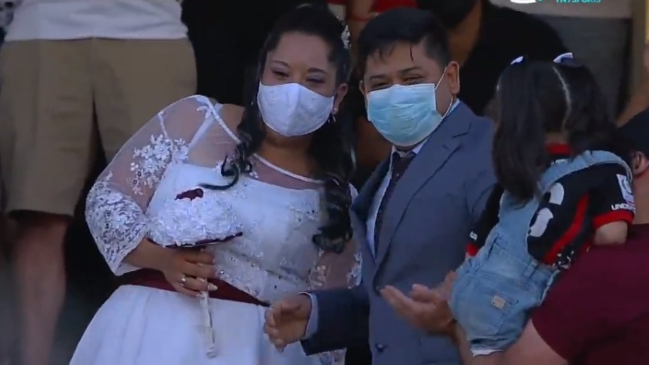 ¡Llegaron los novios! Recién casados aparecieron en el Monumental para el Colo Colo-Audax