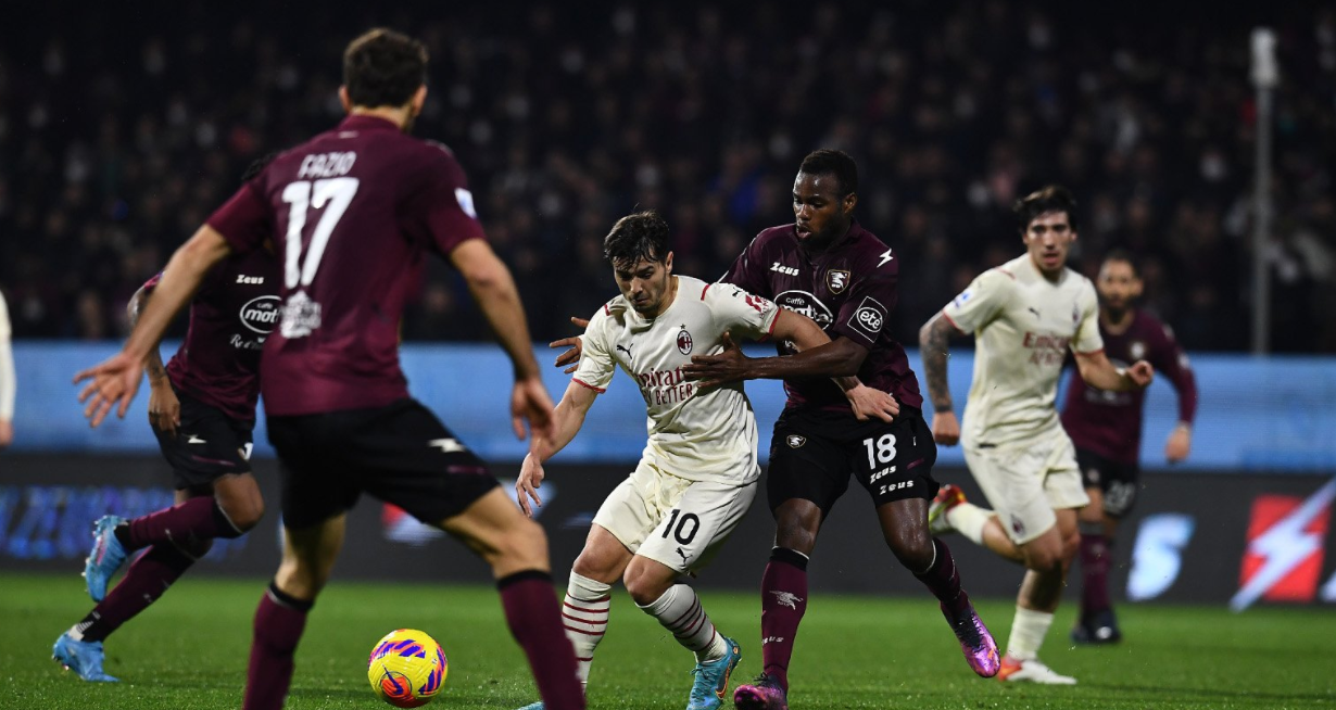AC Milan hipotecó su liderato en la Serie A tras tropezar ante Salernitana