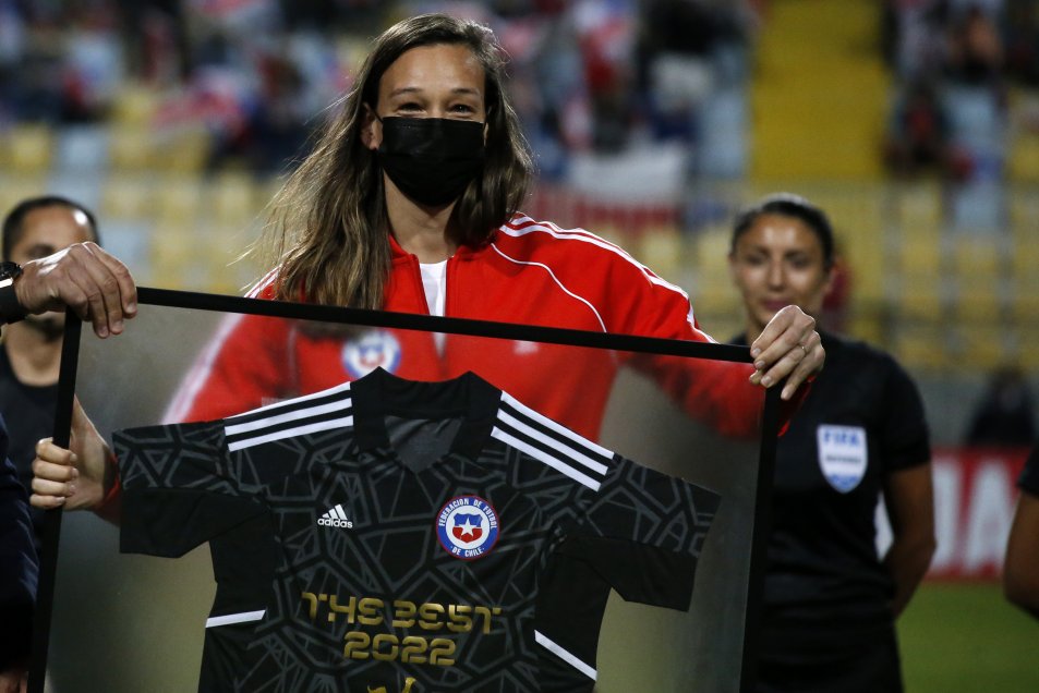 ¡En muletas por su lesión! Tiane Endler recibió reconocimiento en Sausalito por su The Best