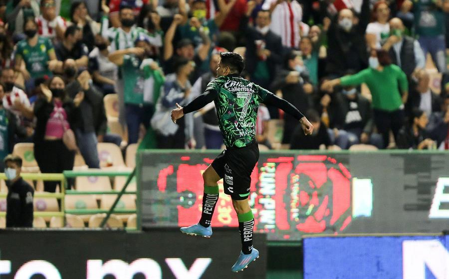 Víctor Dávila brilló con un gol y una asistencia en victoria de León sobre Chivas