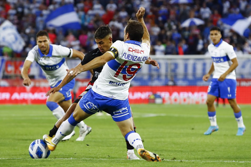 La UC doblegó en los minutos finales a un combativo Curicó que terminó con nueve jugadores