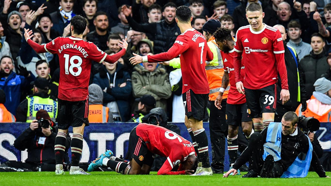 Leeds castigará de por vida a hinchas que lanzaron objetos en partido contra Manchester United