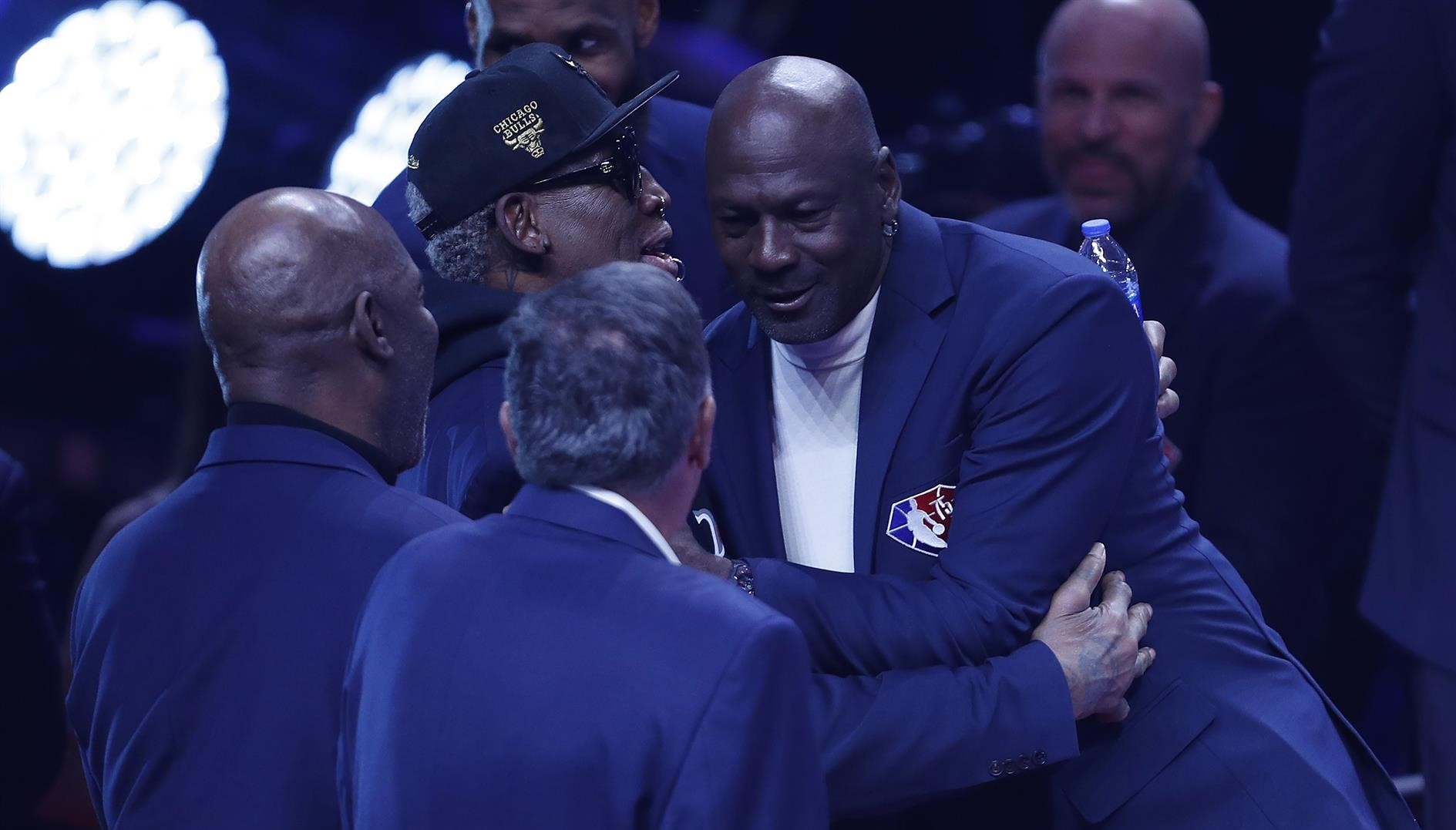 El efusivo abrazo de Michael Jordan y Dennis Rodman que acaparó miradas en el All Star Game