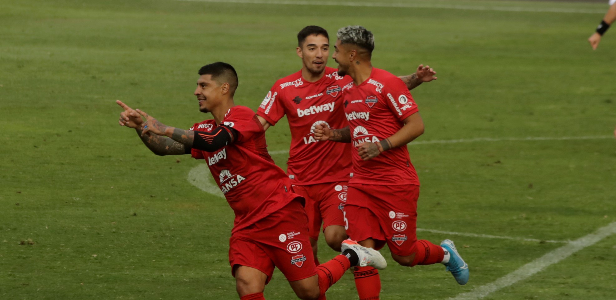 Ñublense reaccionó ante la U y comenzó su remontada con gol de Patricio Rubio
