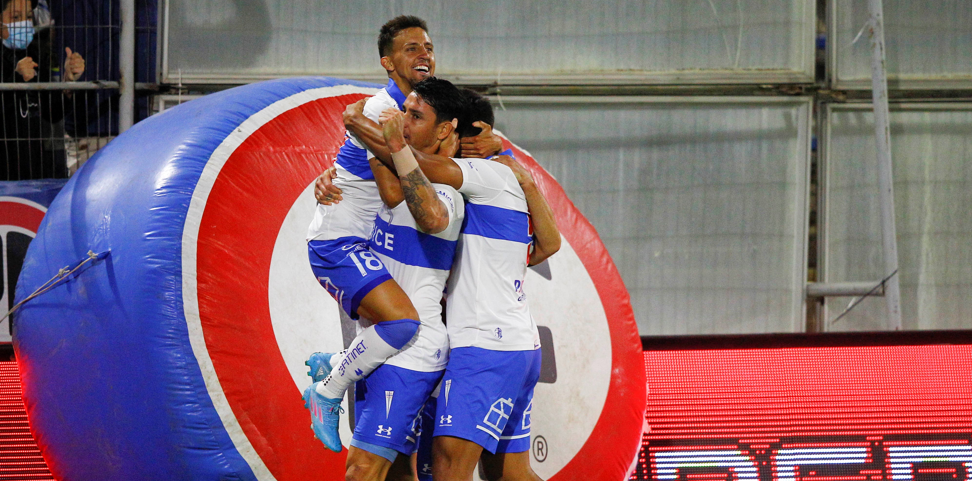 Resumen: La UC quedó como líder exclusivo tras la primera caída de la U en el Campeonato