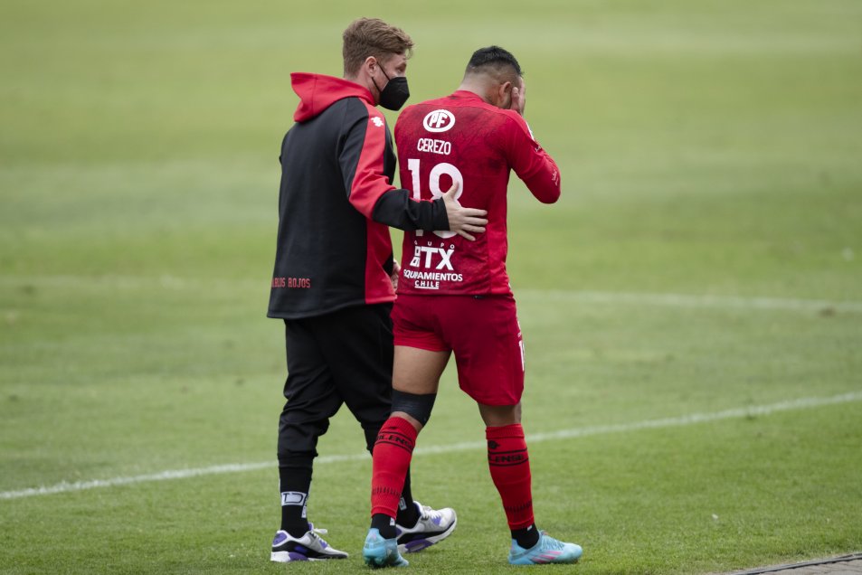 ¡Fuerte imagen! Bernardo Cerezo mostró la herida en su pierna tras victoria de Ñublense sobre la U