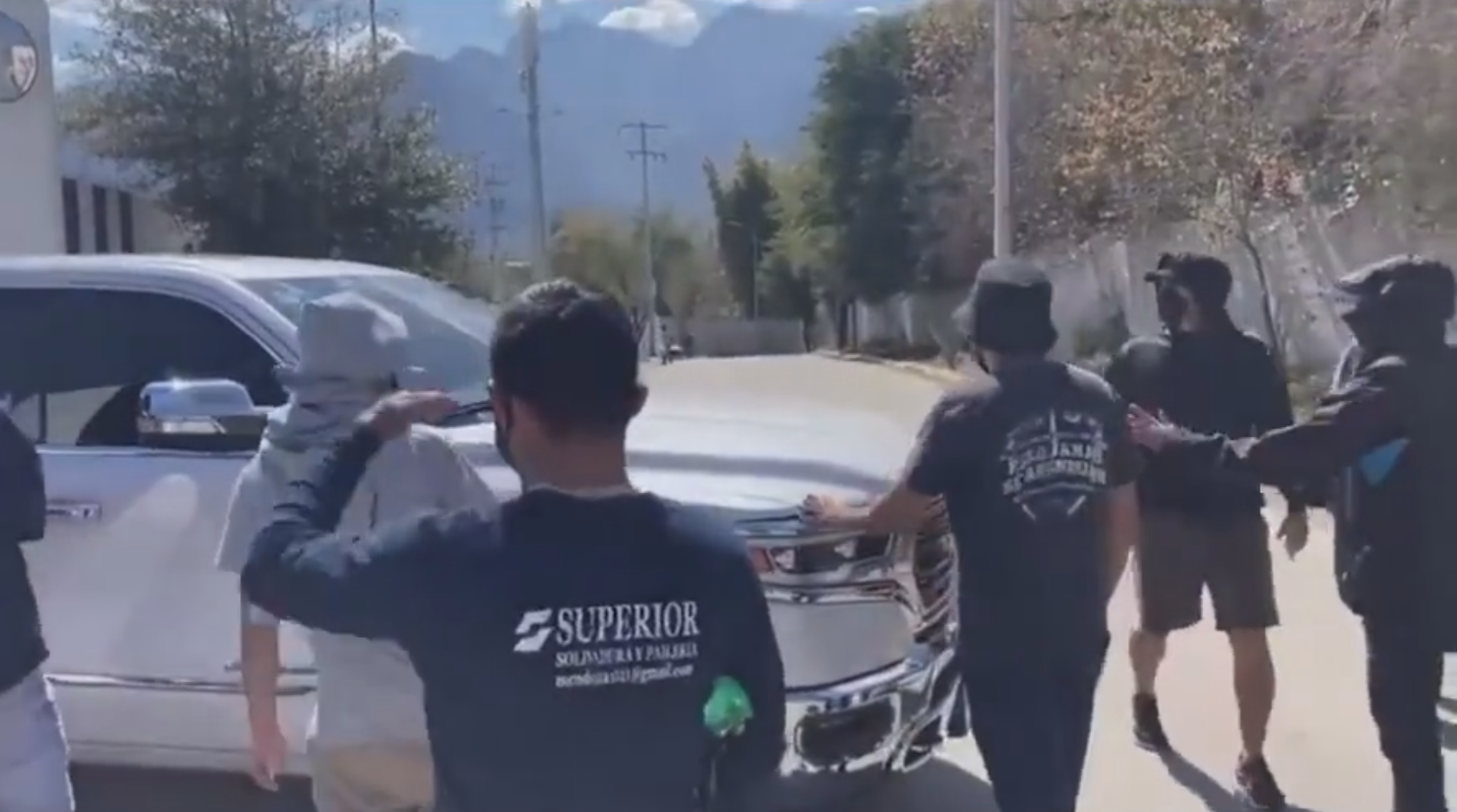 Hinchas de Monterrey “apretaron” a Rogelio Funes Mori por mala racha de resultados