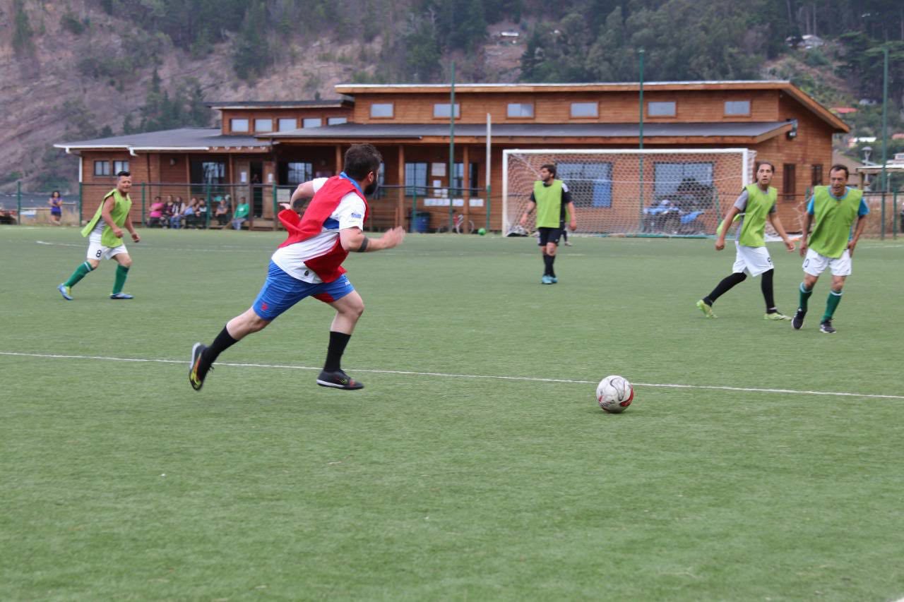 Con la camiseta de Católica: Boric jugó partido amistoso en Isla Juan Fernández