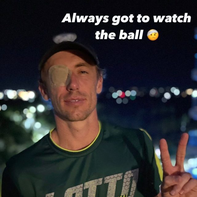 Insólito: John Millman se retiró del ATP de Acapulco tras darse a sí mismo un pelotazo en el ojo