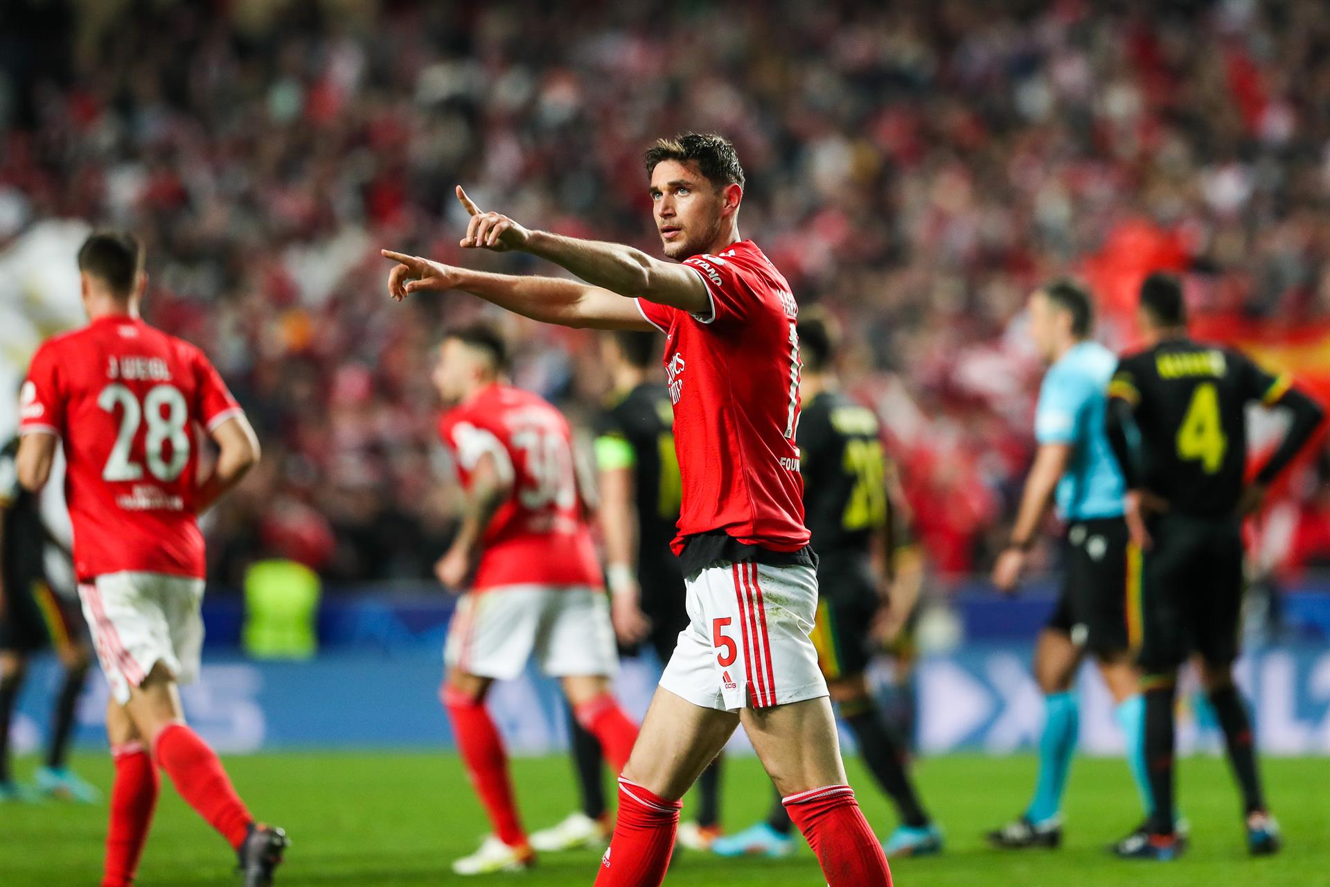 Benfica batalló para conseguir un empate ante Ajax en los octavos de final de la Champions