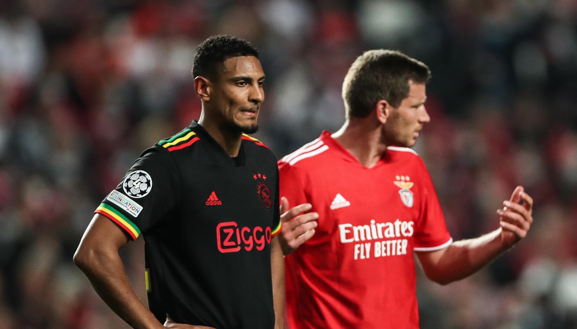 Artillero en las dos áreas: Haller anotó en contra y se redimió con gol en empate de Ajax y Benfica