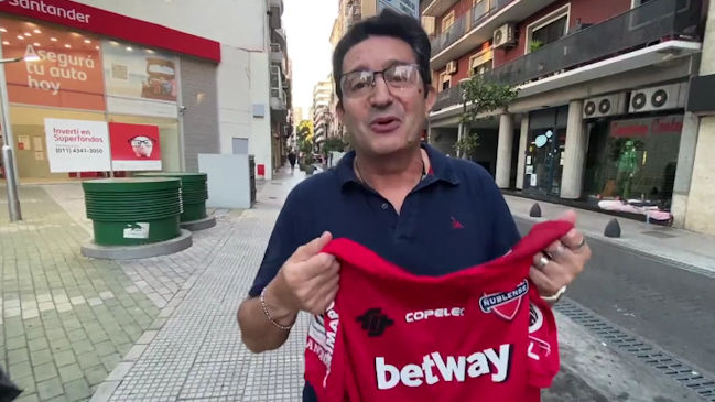 Vito de Palma recibió camiseta de parte de Ñublense: Se ganaron mi corazón