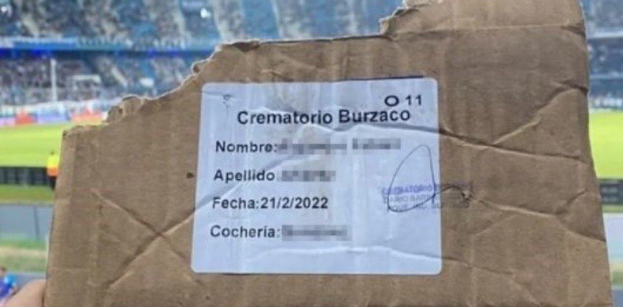 Hincha de Racing “espolvoreó” las cenizas de un ser querido desde la tribuna alta durante partido con Argentinos