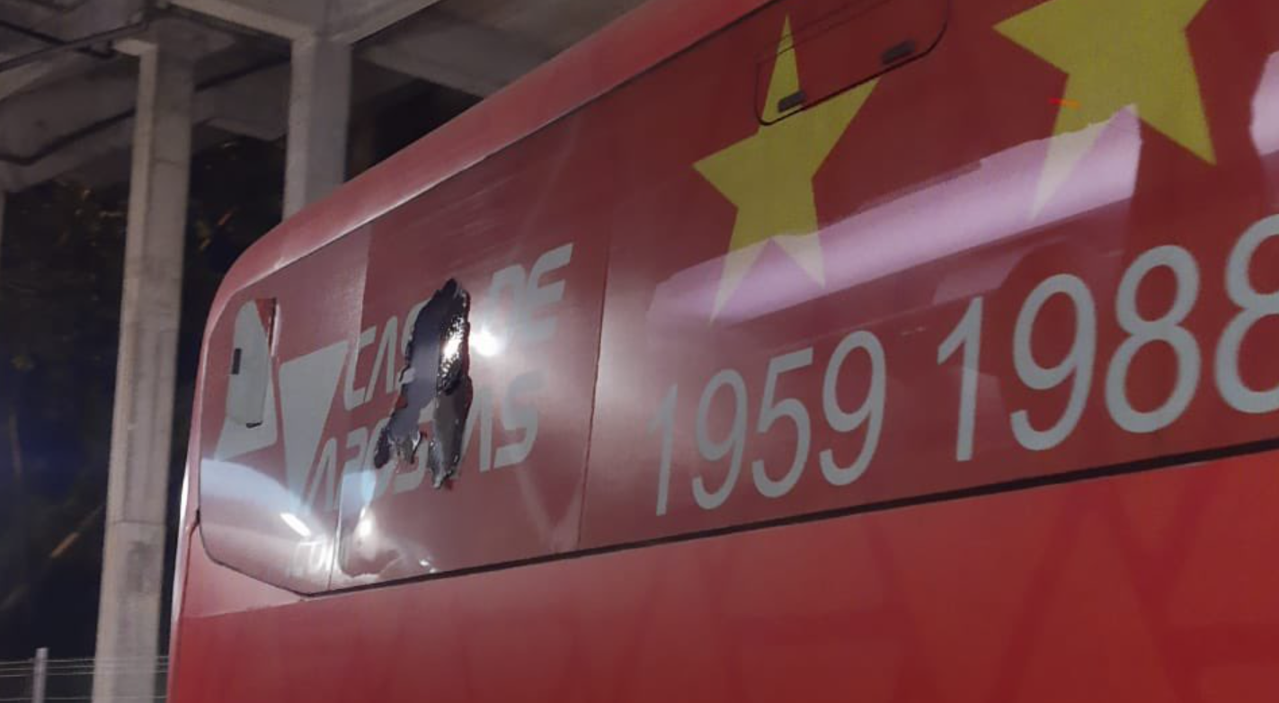 ¡Terrible! Una bomba explotó en el bus de Bahía y dejó a tres futbolistas heridos
