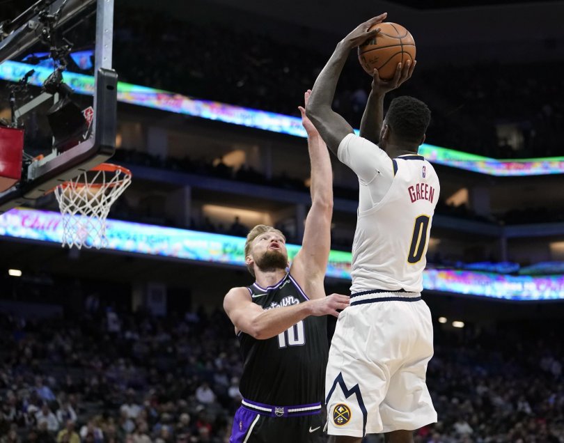 Con minuto de silencio incluido: La NBA volvió tras el receso con triunfo de Denver ante Sacramento