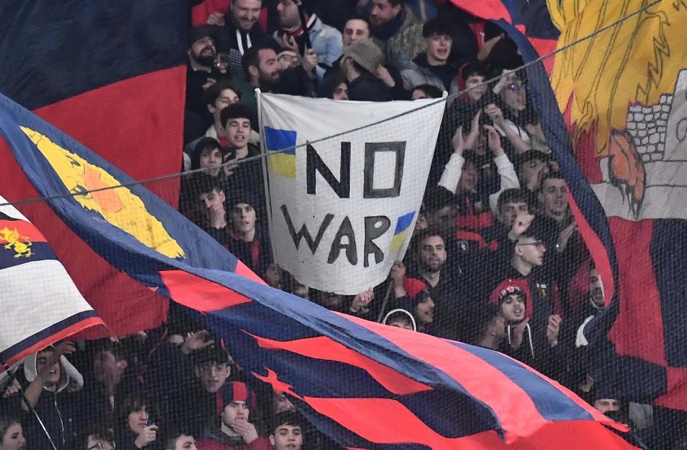 Hinchas en el Genoa-Inter desplegaron pancartas con mensajes contra la guerra en Ucrania