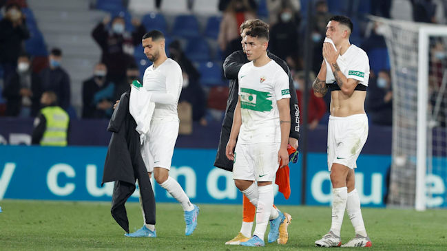 Enzo Roco sufrió junto a Elche una dura derrota a manos del colista Levante en la liga española