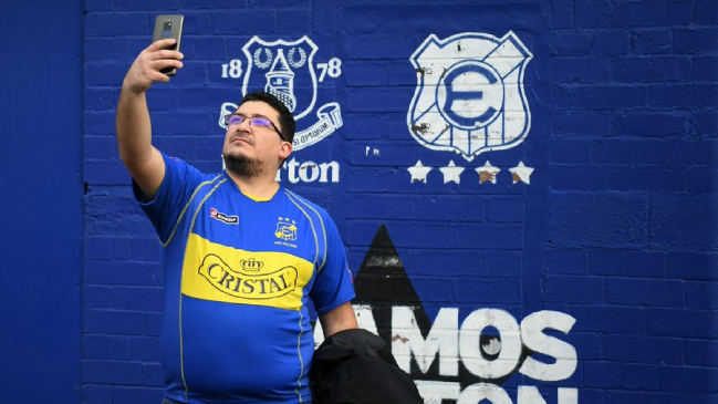 Hincha de Everton de Viña del Mar llegó hasta Goodison Park para apoyar a su par inglés