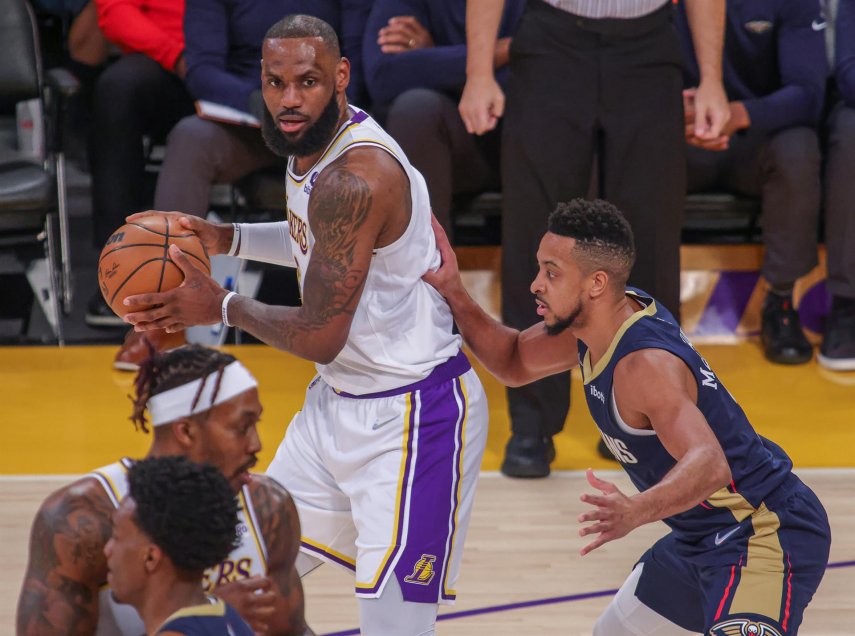 Los Lakers sufrieron vergonzosa derrota ante New Orleans y pusieron en duda su presencia en play-offs