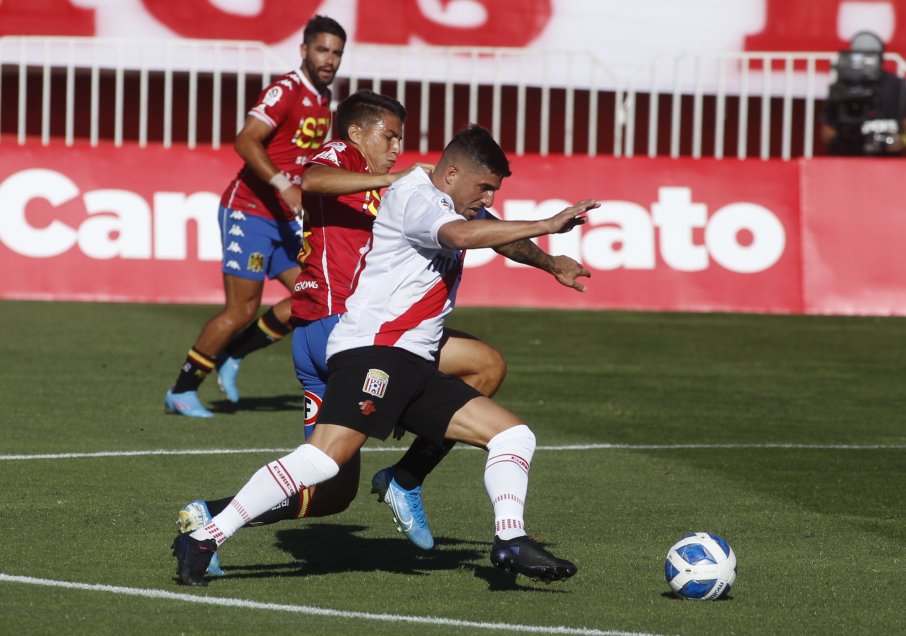 U. Española aguantó con un jugador menos y noqueó a Curicó en los minutos finales