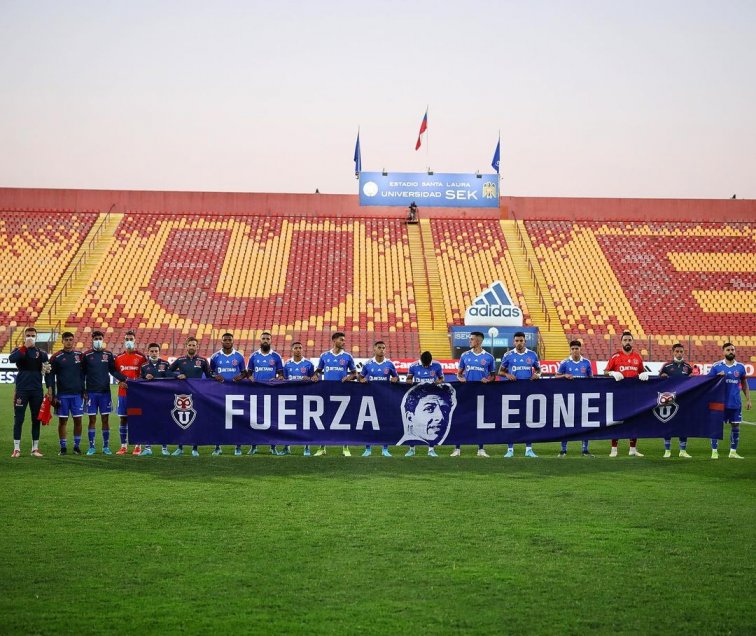 Jugadores de la U salieron a la cancha con un cartel en apoyo a Leonel Sánchez