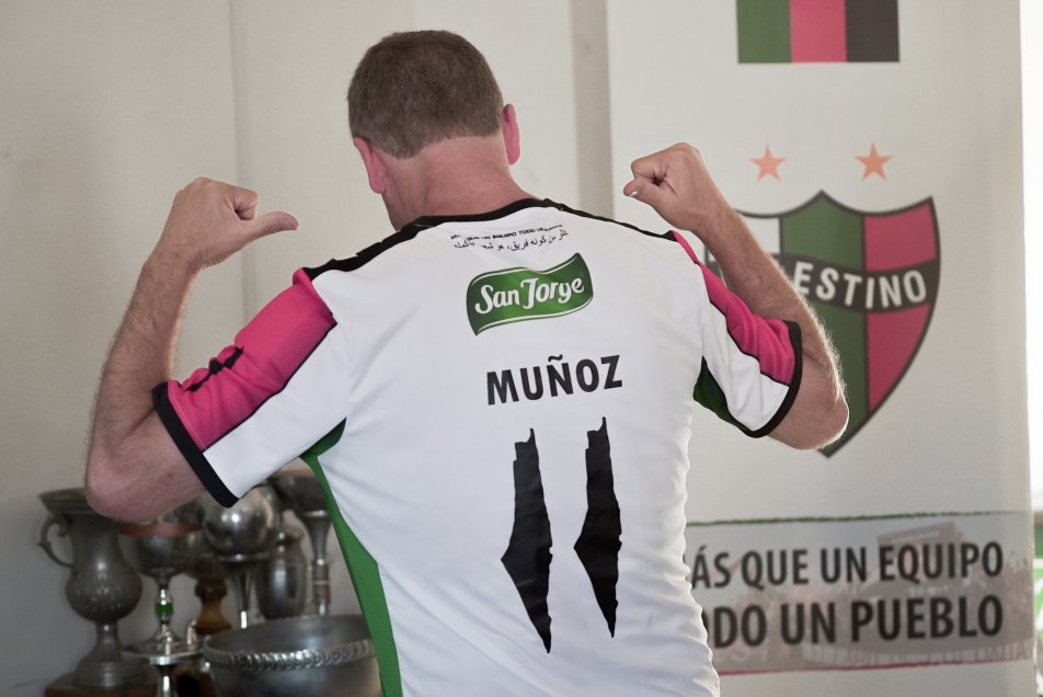 Futuro ministro de Transportes recibió una camiseta de Palestino