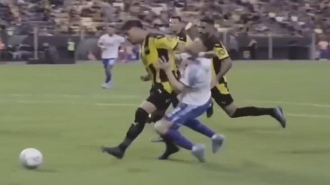 Hinchas de Nacional y Peñarol estallaron por codazo de “Cachila” Arias en el clásico