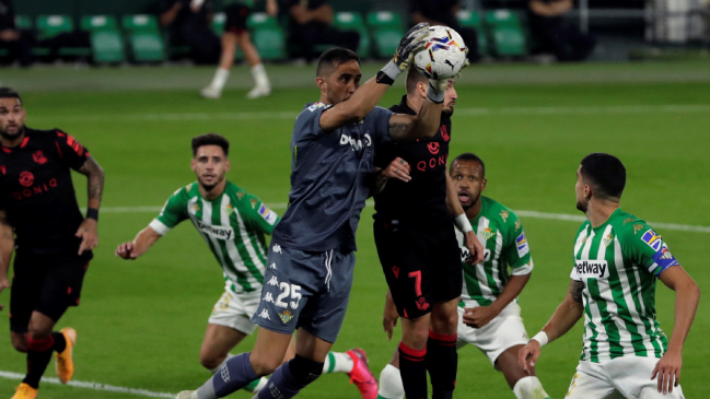 Encuesta de medio español mostró que hinchas prefieren a Bravo como titular en Real Betis
