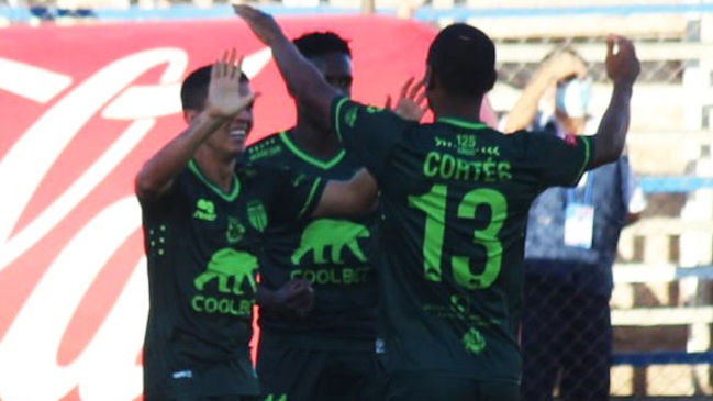 Magallanes tumbó a Santa Cruz y se mantuvo invicto en el liderato de la Primera B