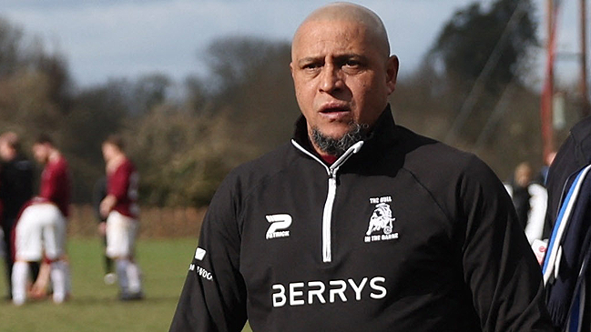 Roberto Carlos jugó un partido y marcó un gol para club amateur de un bar en Inglaterra