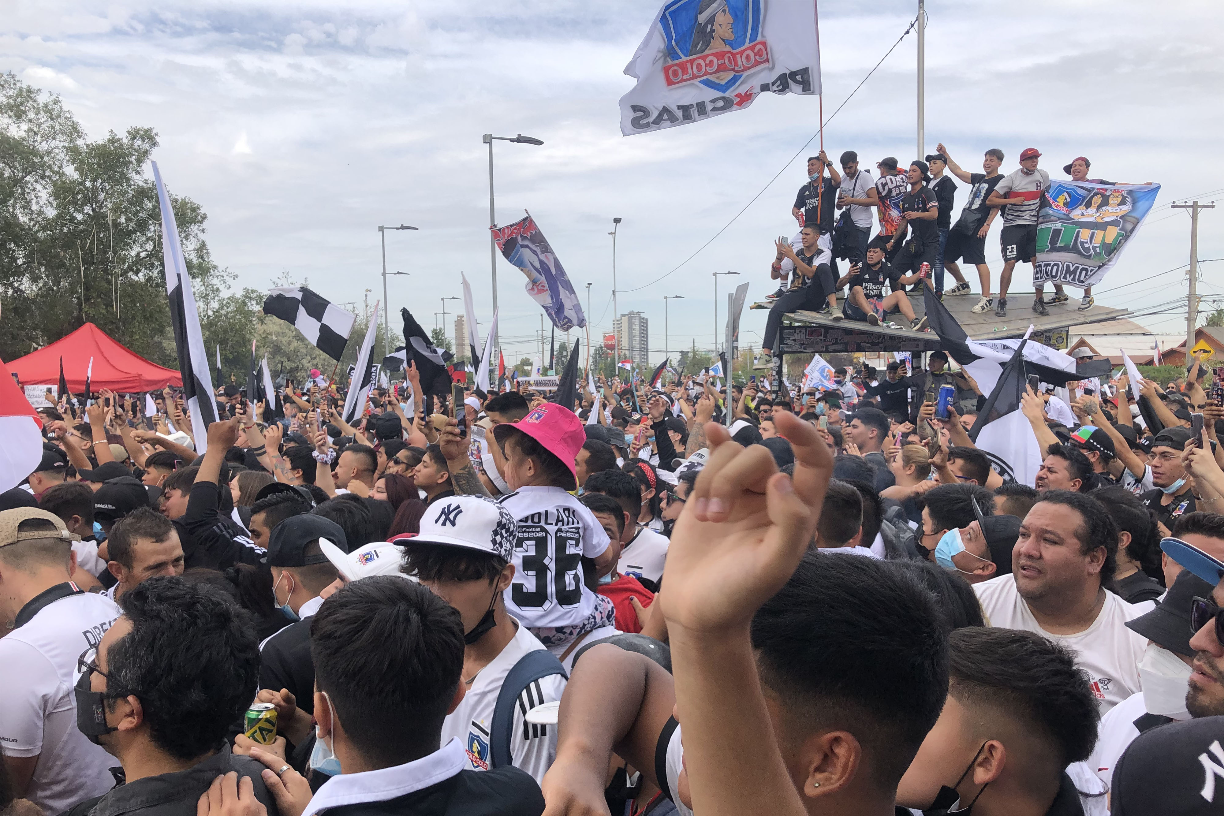 Hinchas de Colo Colo realizaron masivo arengazo en la previa del Superclásico