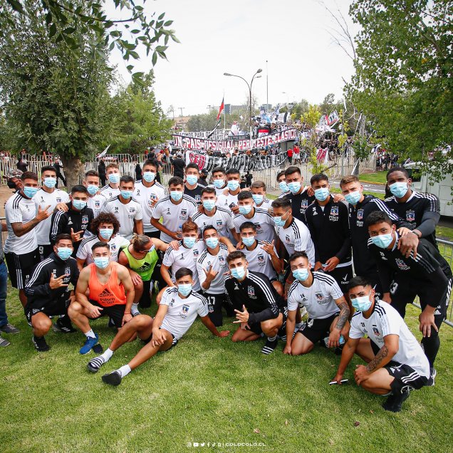 Jugadores de Colo Colo saludaron a los hinchas en masivo arengazo: “Gracias por tanto cariño”
