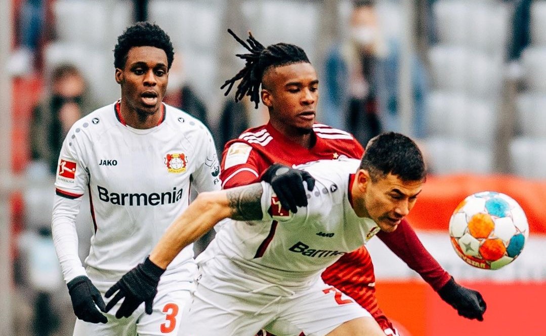 Bayer Leverkusen contó con Charles Aránguiz en intenso empate ante Bayern Munich