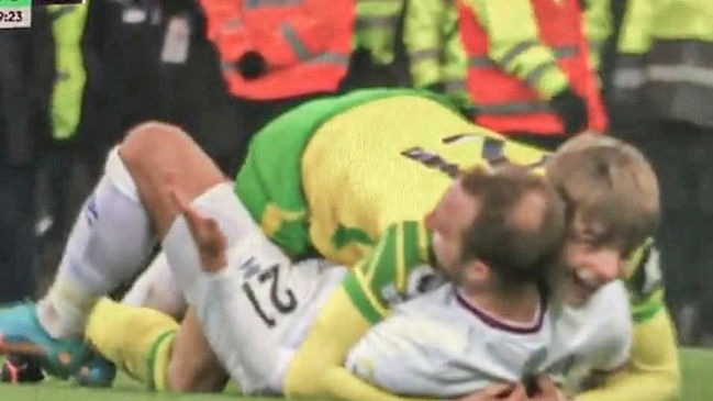 La tierna reacción de jugador de Norwich al recibir una falta de Christian Eriksen