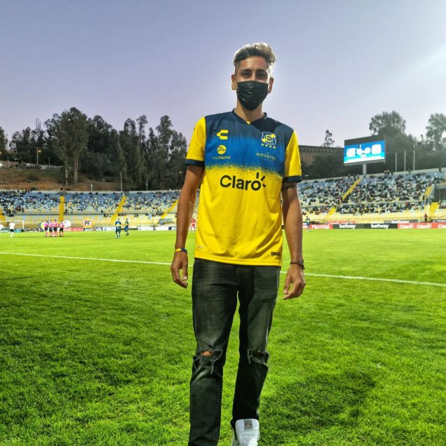 Alejandro Tabilo recibió un emotivo homenaje en el entretiempo entre Everton y Curicó