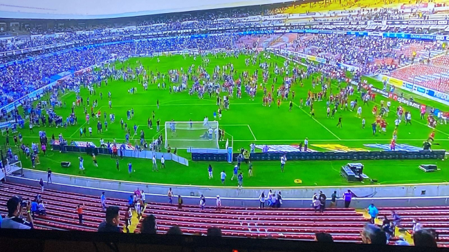 ¡Terrible! Hinchas de Querétaro y Atlas interrumpieron el partido y desataron batalla campal