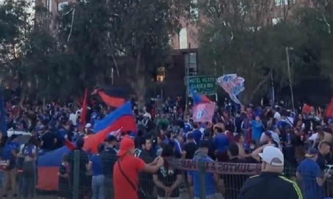 Hinchas de Universidad de Chile brindaron masivo “hotelazo” previo al Superclásico