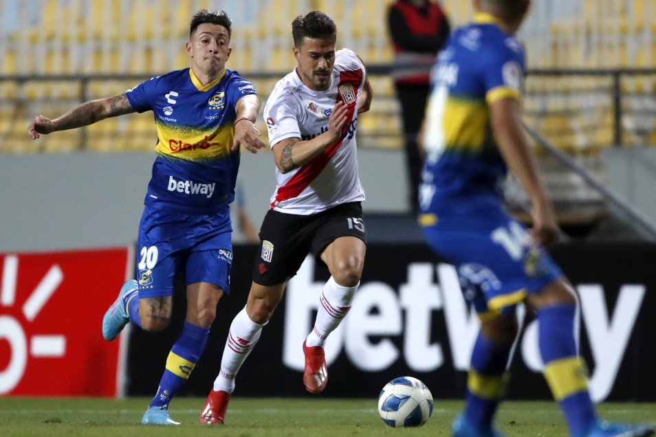 Everton no aprovechó la superioridad numérica y se conformó con el empate ante Curicó