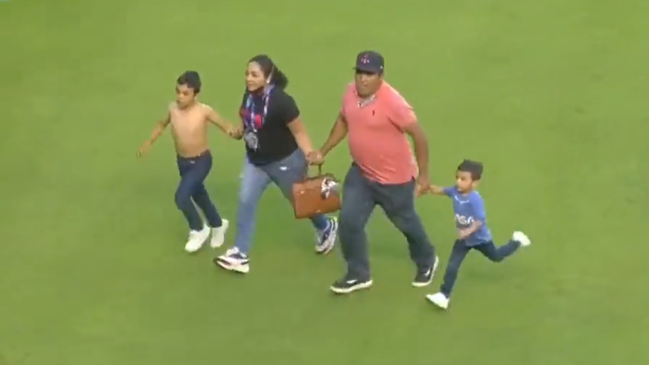 La imagen que recorrió el mundo: Una familia huyendo de la pelea en la cancha de Querétaro
