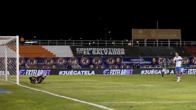 Zampedri coronó una amarga jornada para la UC en El Salvador con un penal errado ante Cobresal